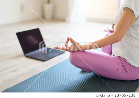 オンラインでヨガクラスを受講する女性 137057139