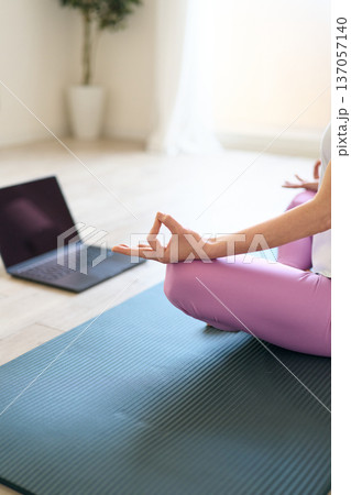 オンラインでヨガクラスを受講する女性 137057140