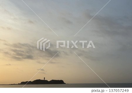 朝焼けの海と灯台のある島のシルエットと静かな水平線の風景 朝焼けの海と灯台のある島のシルエットと静かな水平線の風景 137057249