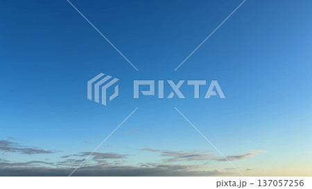 鮮やかな朝の空に浮かぶ白い雲の風景 137057256