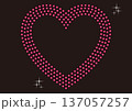 キラキラしたドットのハート 137057257