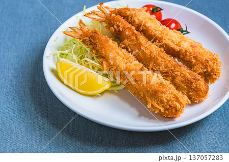 エビフライの盛り付け、キャベツとレモンを添えた定番洋食プレート エビフライの盛り付け、キャベツとレモンを添えた定番洋食プレート 137057283