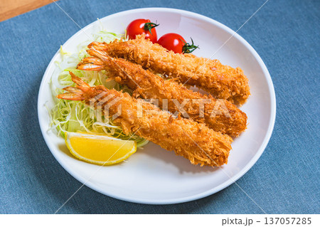 エビフライの盛り付け、キャベツとレモンを添えた定番洋食プレート エビフライの盛り付け、キャベツとレモンを添えた定番洋食プレート 137057285
