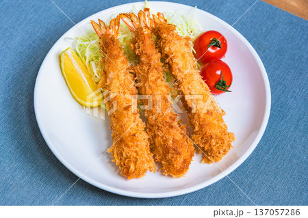 エビフライの盛り付け、キャベツとレモンを添えた定番洋食プレート 137057286