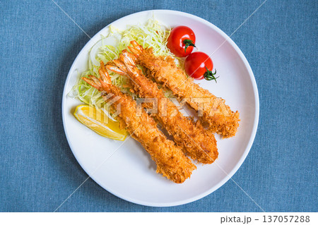 エビフライの盛り付け、キャベツとレモンを添えた定番洋食プレート エビフライの盛り付け、キャベツとレモンを添えた定番洋食プレート 137057288