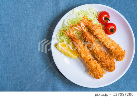 エビフライの盛り付け、キャベツとレモンを添えた定番洋食プレート 137057290