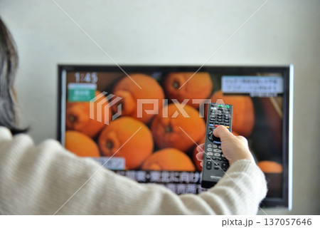 テレビのリモコンを操作するシニア女性 137057646