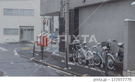 降雪　住宅街の駐輪風景　赤いポストのある街角 137057776