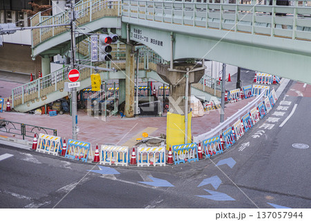 横断歩道設置工事　交差点の道路工事と交通規制 137057944
