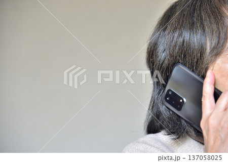 携帯電話で通話するシニア女性 137058025