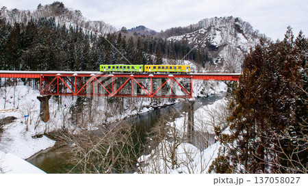 大雪で不通だった区間が開通され鉄橋を渡る内陸線　2026年2月17日　秋田県 137058027