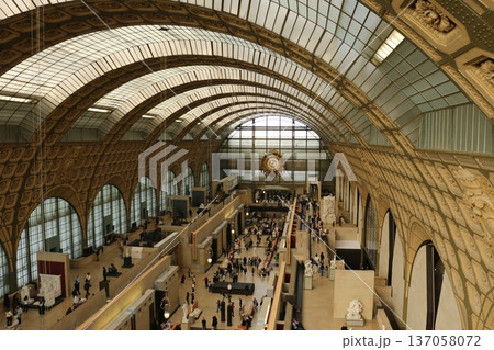 鉄道駅舎を改装したオルセー美術館 鉄道駅舎を改装したオルセー美術館 137058072
