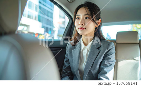 車の後部座席に座る女性 137058141