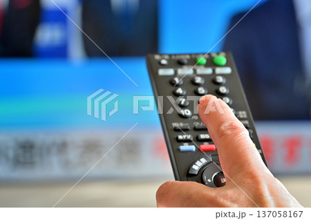 テレビのリモコンを操作するシニア女性 テレビのリモコンを操作するシニア女性 137058167