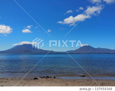 グアテマラのアティトラン湖の風景 137058168