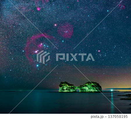 オリオン座周囲の星雲と冬の和歌山の海 137058195