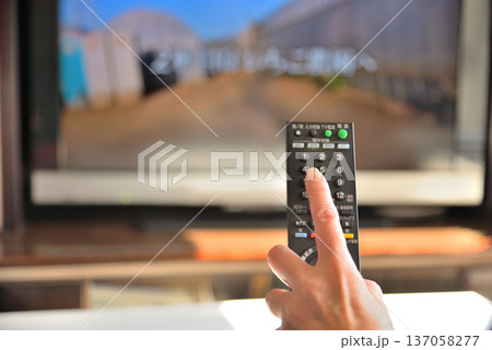テレビのリモコンを操作するシニア女性 137058277