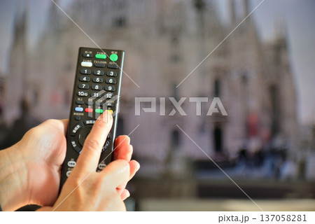 テレビのリモコンを操作するシニア女性 テレビのリモコンを操作するシニア女性 137058281