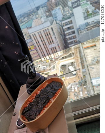 現場労働者の昼の弁当 137058530