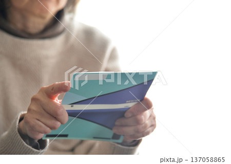 預金通帳 貯金通帳を確認するシニア 137058865