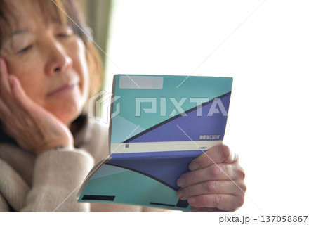 預金通帳 貯金通帳を確認するシニア 137058867