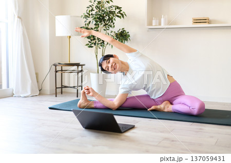 リビングでヨガをする女性 137059431