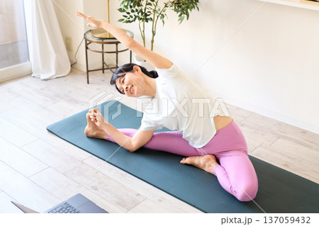 リビングでヨガをする女性 137059432