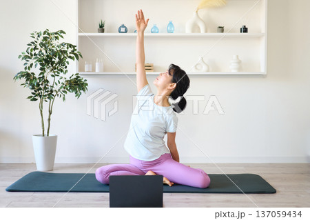 リビングでヨガをする女性 137059434