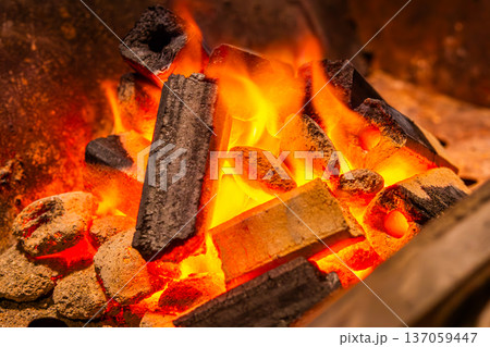 赤い炭火　Photo of red burning charcoal flame 137059447