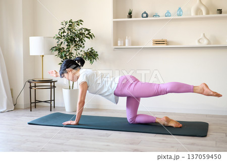リビングでヨガをする女性 137059450