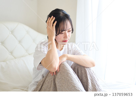 気分が優れない女性 気分が優れない女性 137059653
