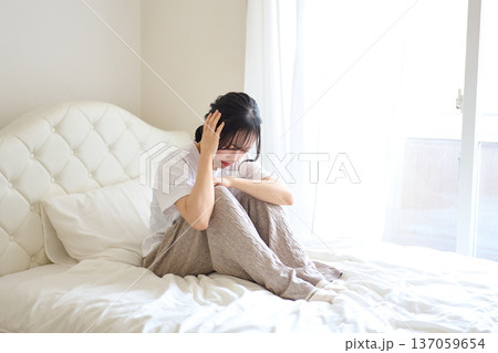 気分が優れない女性 137059654