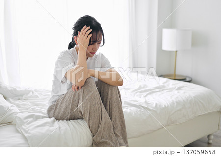 気分が優れない女性 気分が優れない女性 137059658