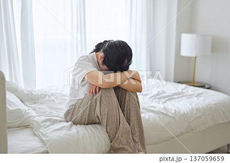 気分が優れない女性 気分が優れない女性 137059659