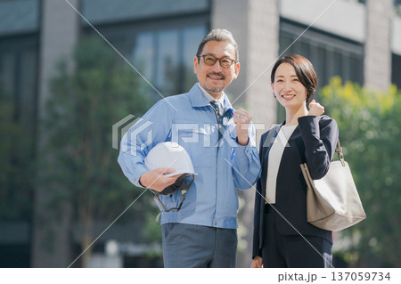 建設業で働く男女のイメージ 137059734