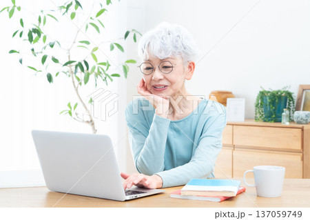 パソコンの前で考えるシニア女性 137059749