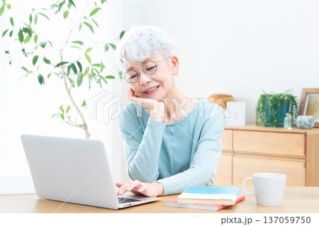パソコンの前で考えるシニア女性 137059750