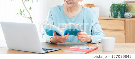 本を読むシニア女性 137059845