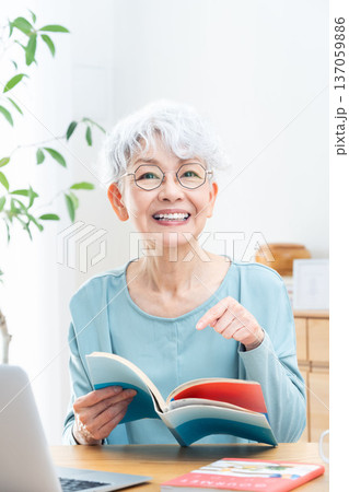 本を読むシニア女性 137059886