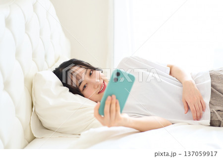 スマートフォンで動画視聴する女性 137059917