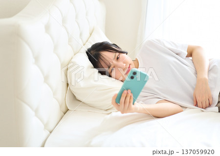 スマートフォンで動画視聴する女性 137059920