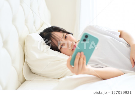 スマートフォンで動画視聴する女性 137059921