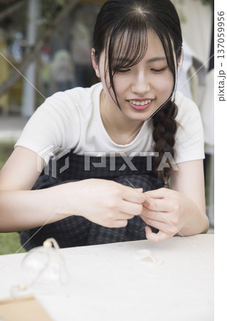 マルシェでワークショップをする若い女性 マルシェでワークショップをする若い女性 137059956