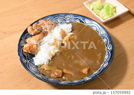 サクサクの唐揚げを添えたボリューム満点のチキンカレー 137059992
