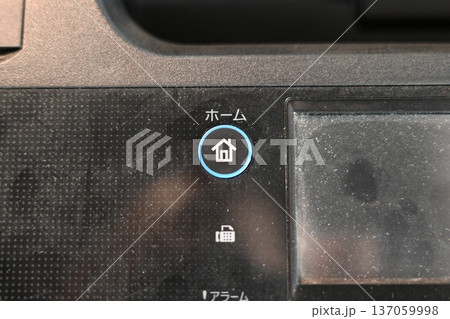 電子機器パネルに光る青いホームボタン 137059998