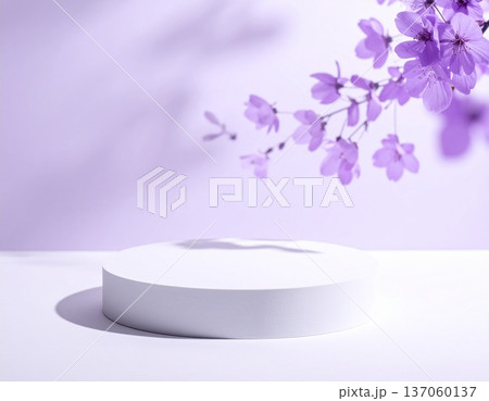 エレガントな紫の花　植物　和風の背景素材　白背景 137060137