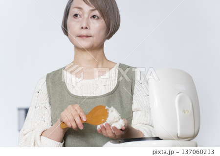 キッチンでおにぎりを握るシニア女性 キッチンでおにぎりを握るシニア女性 137060213
