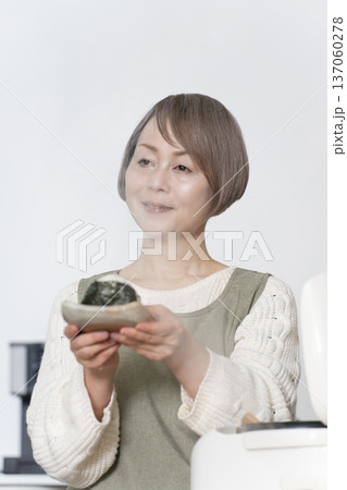 キッチンでおにぎり握るシニア女性 キッチンでおにぎり握るシニア女性 137060278