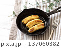 スキレットの上の焼きバナナ 137060382
