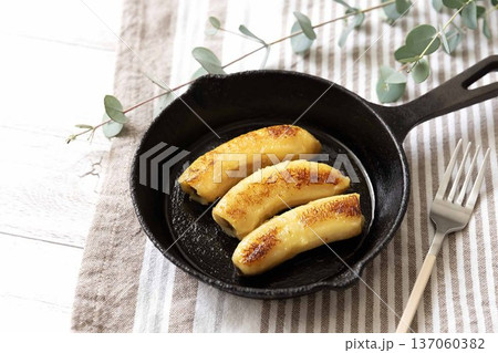 スキレットの上の焼きバナナ スキレットの上の焼きバナナ 137060382